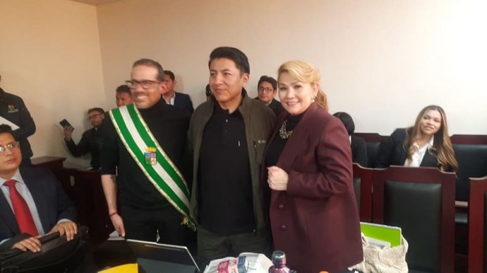Luis Fernando Camacho, Marco Pumari y Jeanine Áñez en el juicio por los hechos de la crisis de 2019.