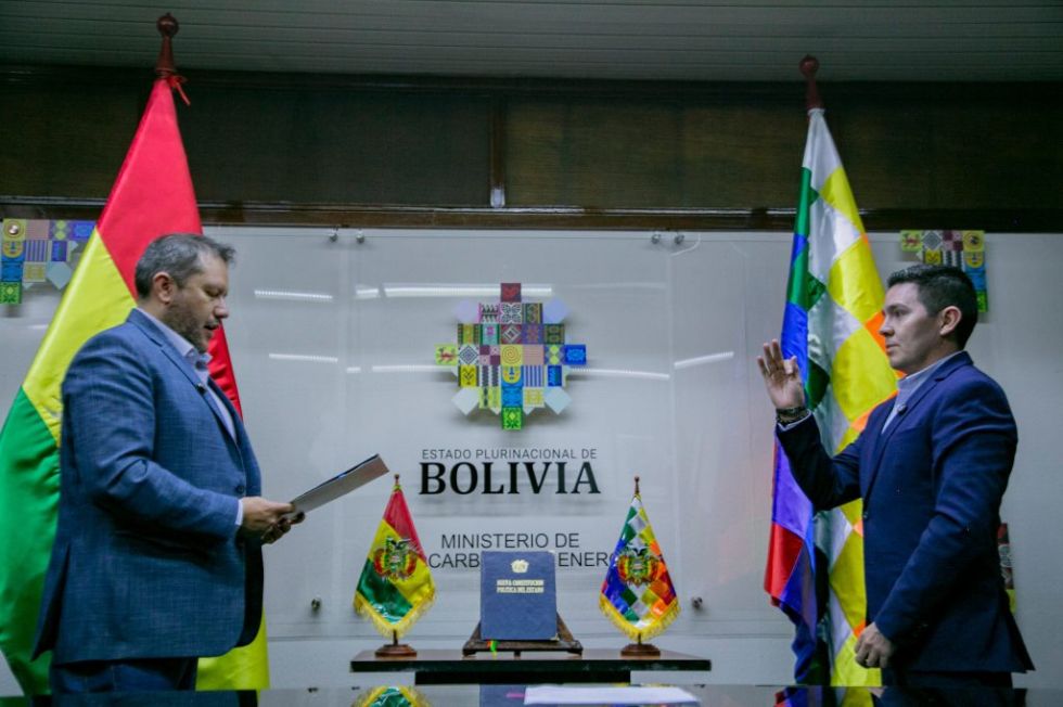 El ministro de Hidrocarburos, Alejandro Gallardo (i), posesionó a Joel Callau Justiniano como nuevo director de la ANH.