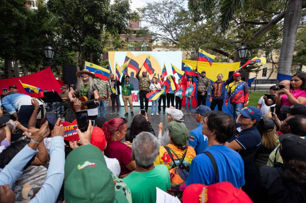 Personas participan en una jornada de alistamiento de la Milicia Bolivariana de Venezuela, este sábado en Caracas (Venezuela).