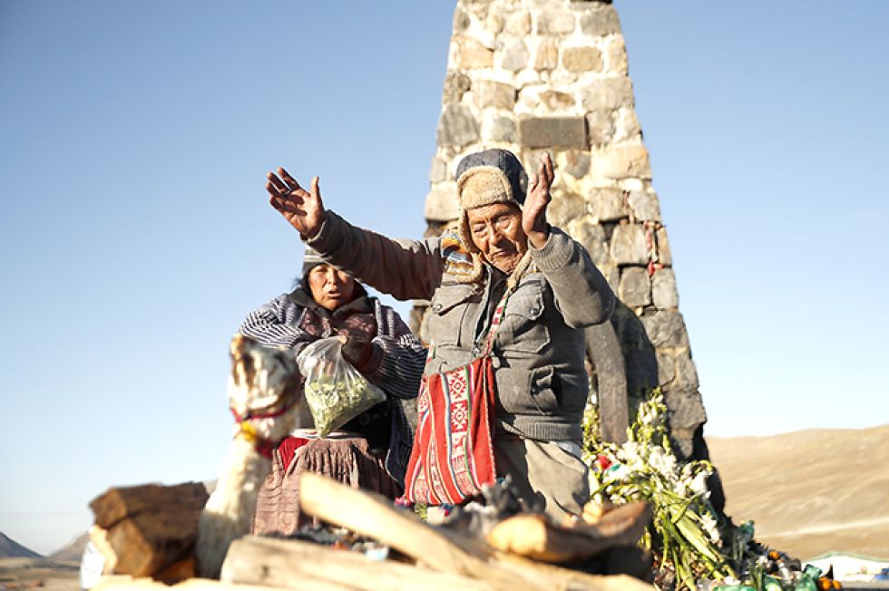 TRADICIONES. Roberto Huanca participa en un ritual dedicado a la madre tierra, en La Cumbre.