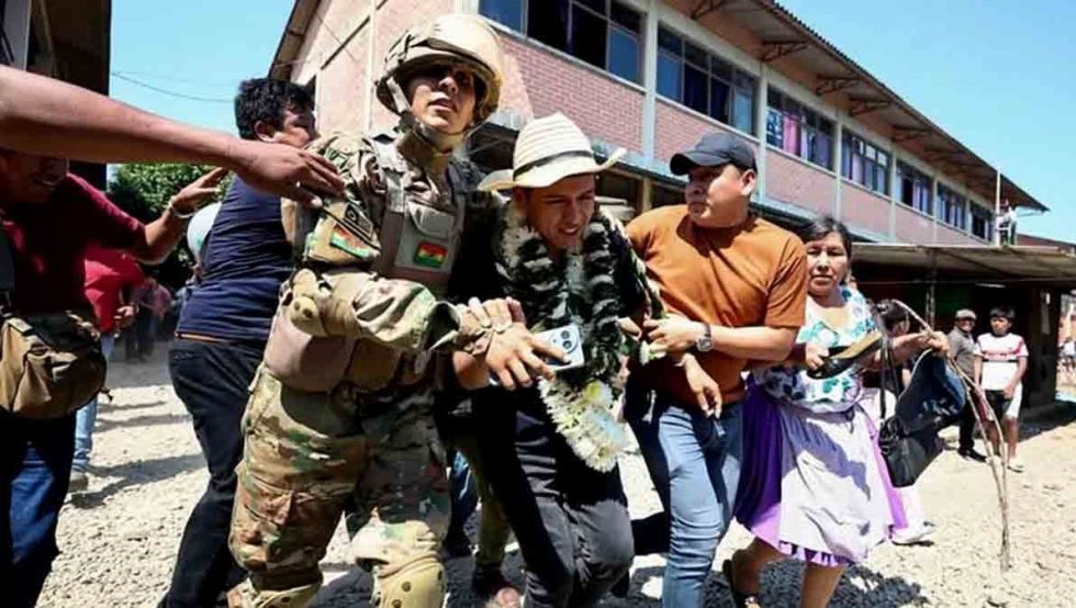 El momento en el que Andrónico Rodríguez salió protegido de un recinto electoral en Cochabamba, el domingo 17 de agosto.