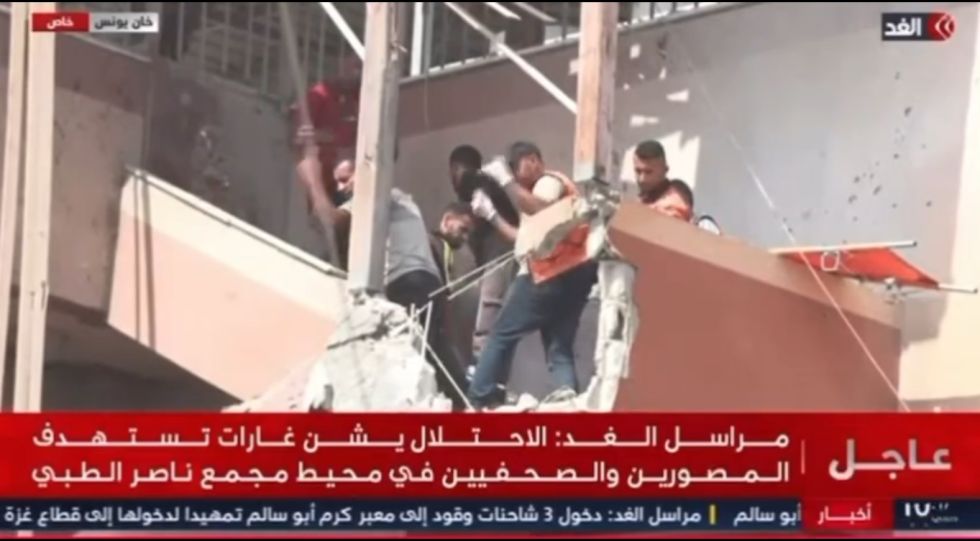 Una imagen del momento previo a la segunda explosión en el hospital Nasser de Jan Yunis, en el sur de Gaza.