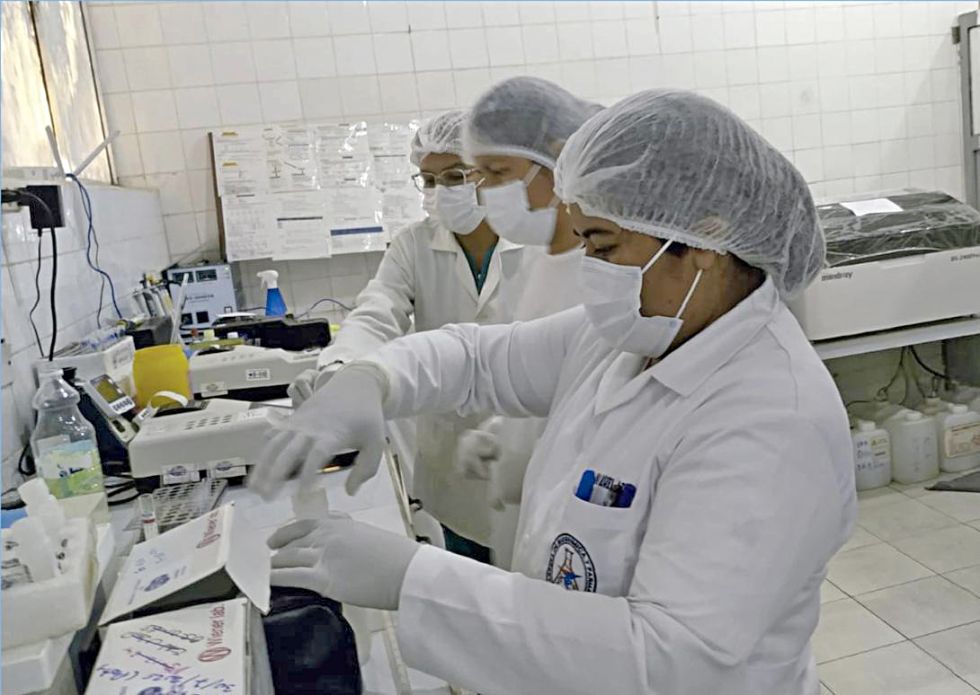 INPECCIÓN. Personal de laboratorio durante los operativos de verificación de la Defensoría del Pueblo