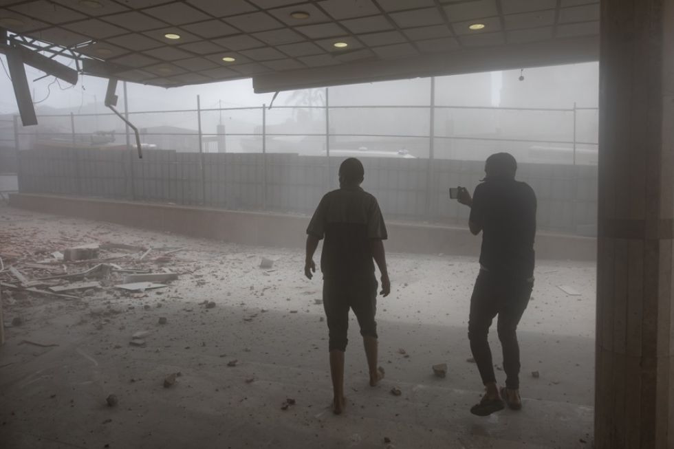 Palestinos inspeccionan los daños tras un ataque aéreo israelí contra el Hospital Nasser en Khan Younis, al sur de la Franja de Gaza.