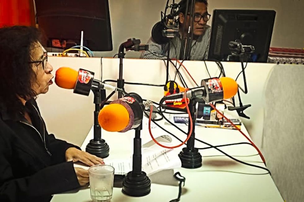 En una foto de archivo aparece la periodista Cristina Mendivil mientras conduce un programa informativo en radio Lasser de Camargo.