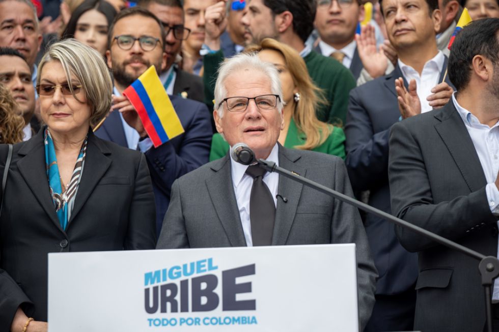 Miguel Uribe Londoño, padre del asesinado senador Miguel Uribe Turbay, durante la presentación de su precandidatura.
