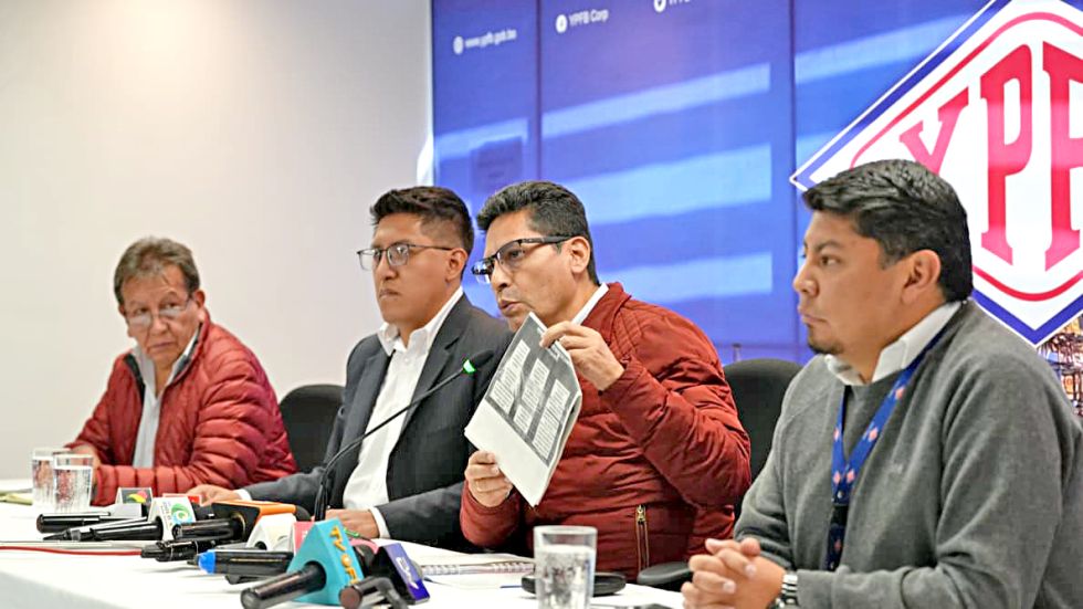 YPFB. El directivo de la estatal petrolera Marcos Eduardo Durán en la rueda de prensa, ayer.