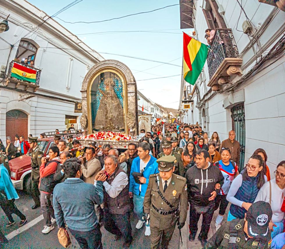 SUCRE. Una multitud acompañó el traslado de la imagen de la virgen de Guadalupe.
