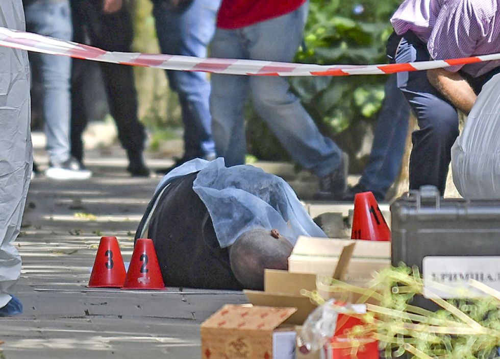 CRIMEN. El cuerpo de Andri Parubi yace en el suelo tras el ataque mortal, este sábado en Leópolis.