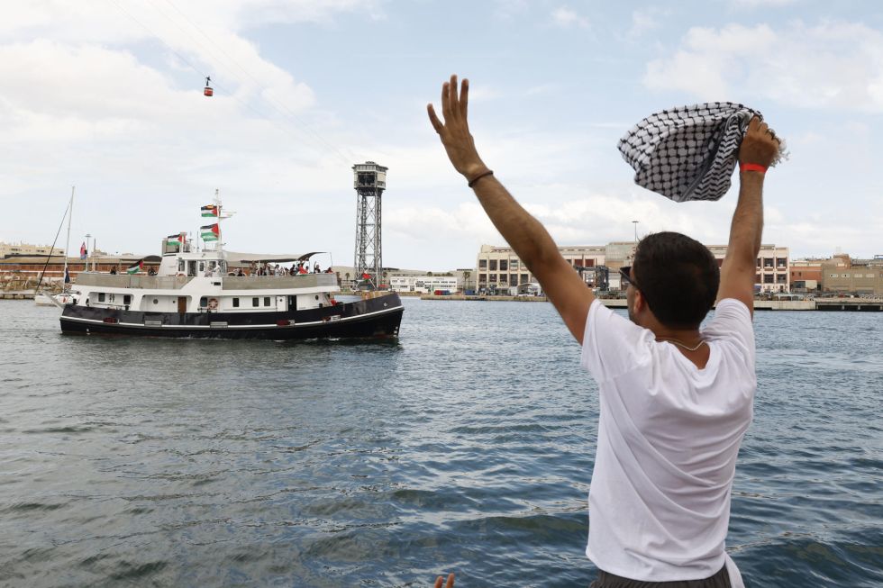 Uno de los barcos que forman parte de la flotilla, en el puerto de Barcelona, el domingo.