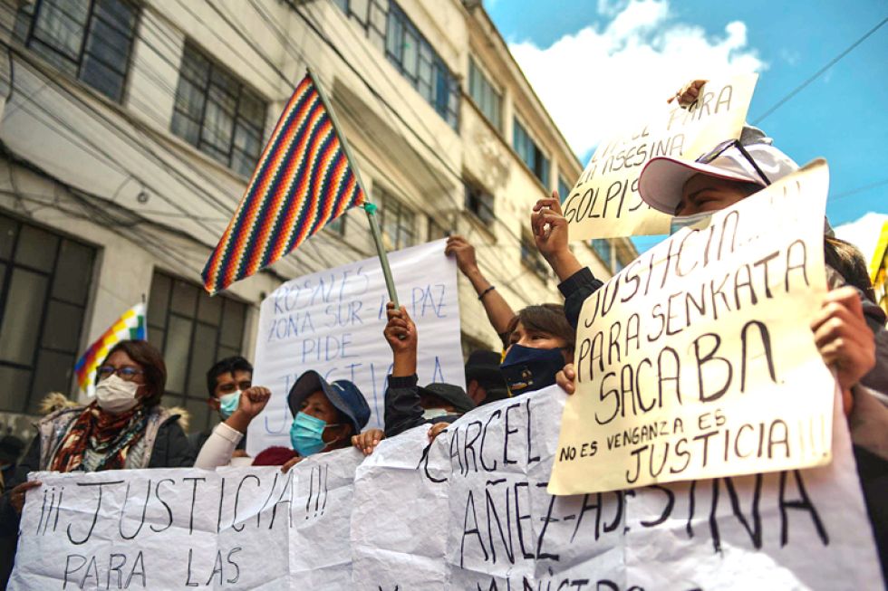 PROTESTA. Un grupo de personas exige justicia por los hechos de 2019 en una manifestación en La Paz.
