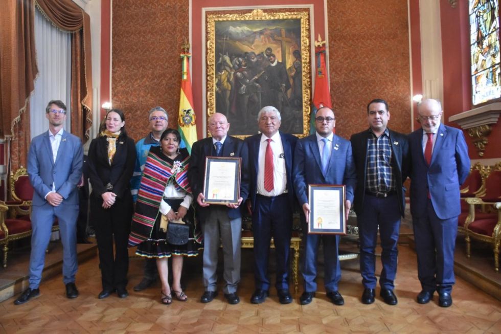 El acto concluyó con un llamado del Alcalde a valorar y preservar los principios democráticos.