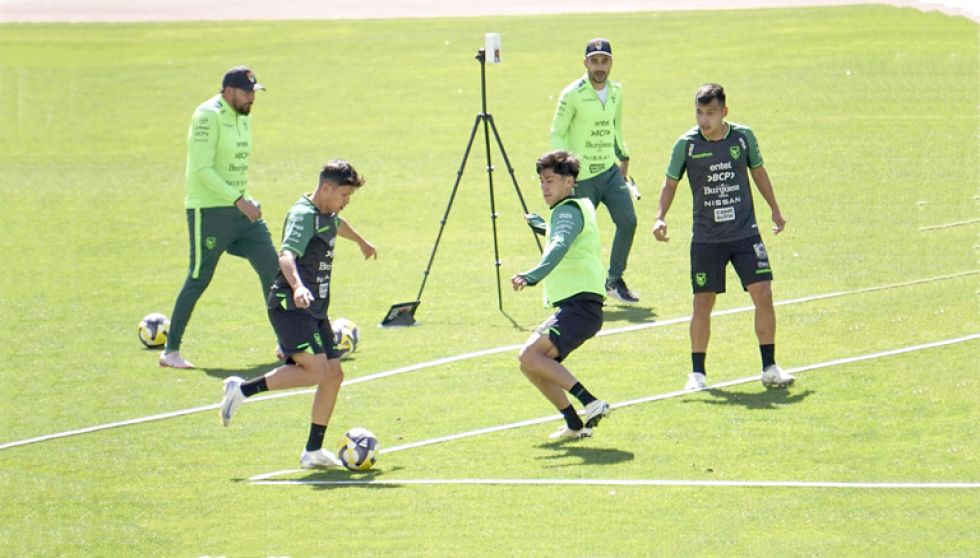 El entrenamiento de la Selección Boliviana de este lunes en el estadio Hernando Siles, el penúltimo antes de emprender viaje a Colombia.