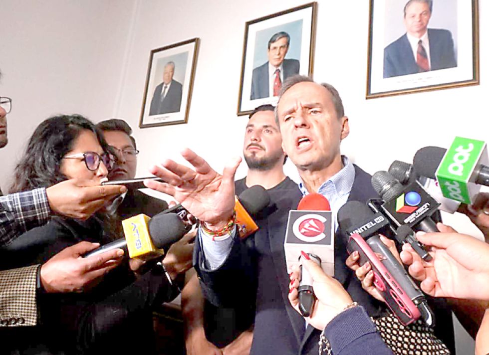 LIBRE. Tuto Quiroga y Juan Pablo Velasco, este lunes, en declaraciones a la prensa de La Paz.