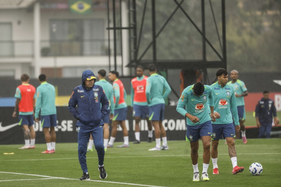 El entrenador de la selección brasileña de fútbol, Carlo Ancelotti (i), dirige un entrenamiento.