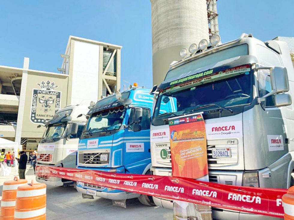 PRODUCTO. Unos camiones en la sección de carga de cemento de la planta de Fancesa, situada en la zona de Cal Orck'o de Sucre.