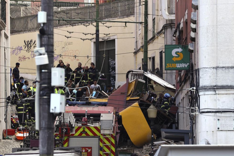 Rescatistas y bomberos trabajan en el lugar del descarrilamiento del funicular Gloria en Lisboa, Portugal.