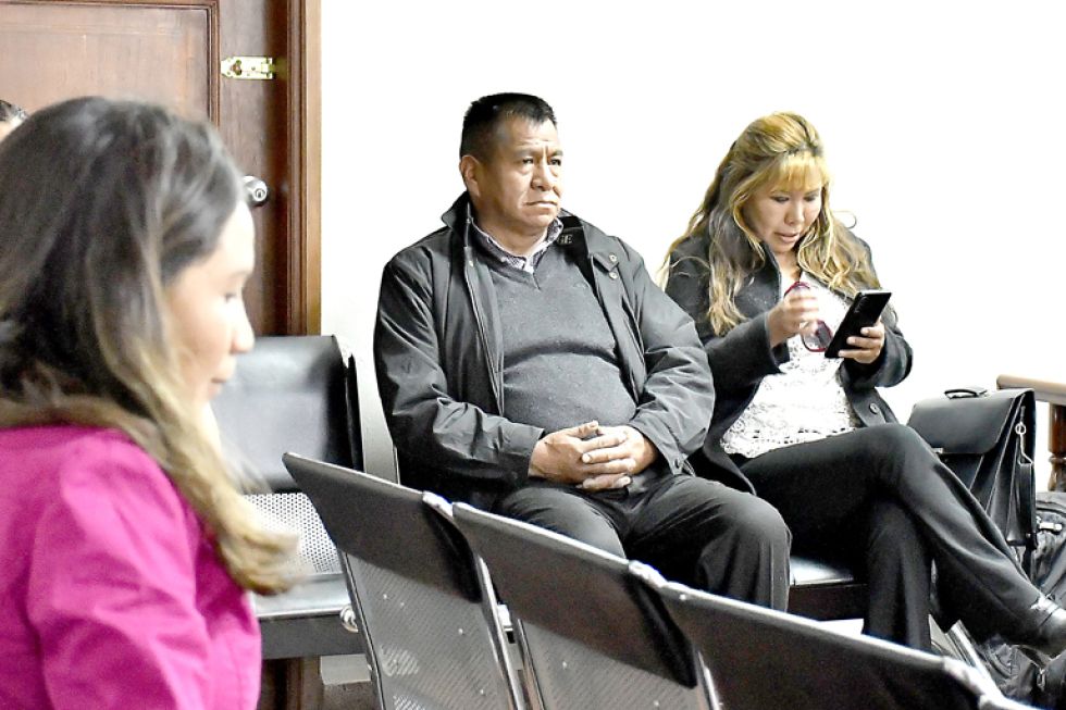 PEDERASTIA. El exjesuita Pedro Lima (c) asiste a la audiencia de este martes, en Cochabamba.
