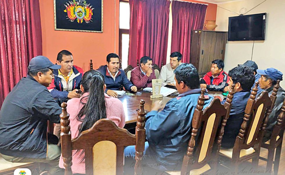 REUNIÓN. Representantes del municipio de Mojocoya, de la Gobernación y de la ALD, ayer.