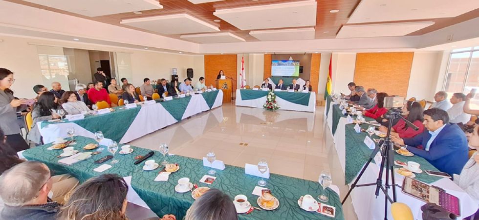 ENCUENTRO. La reunión de empresarios y asambleístas nacionales por Chuquisaca se llevó a cabo en el salón de la Casa Empresarial.