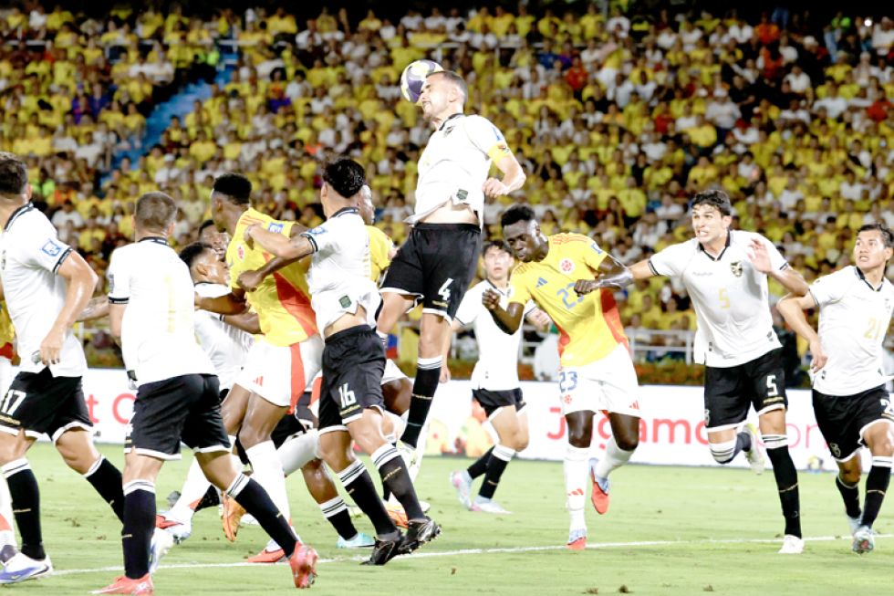 El capitán de la Verde, Luis Haquin, despeja un balón de su área en el partido jugado anoche en Barranquilla frente a Colombia.
