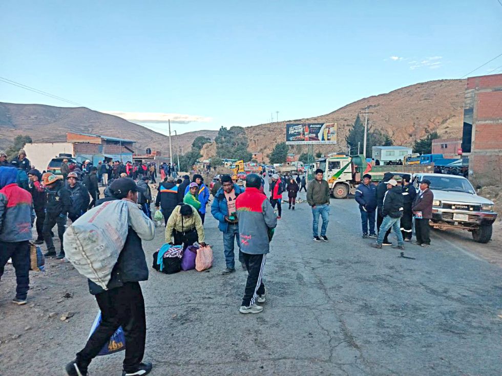 Tras un día de protesta, los pobladores del municipio de Tacobamba decretaron este jueves un cuarto intermedio y levantaron el bloqueo que mantenían en la carretera Potosí-Sucre. L