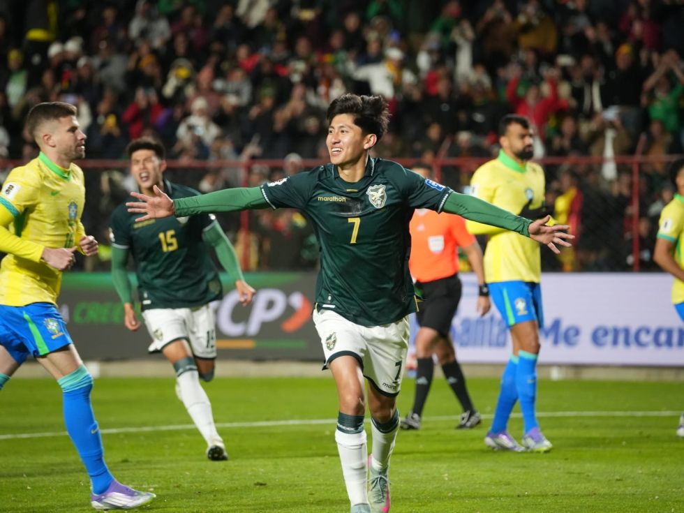 Miguel Terceros festeja su gol contra Brasil. 