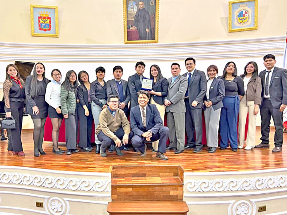 HOMENAJE. El acto se celebró anoche en el Paraninfo Universitario.