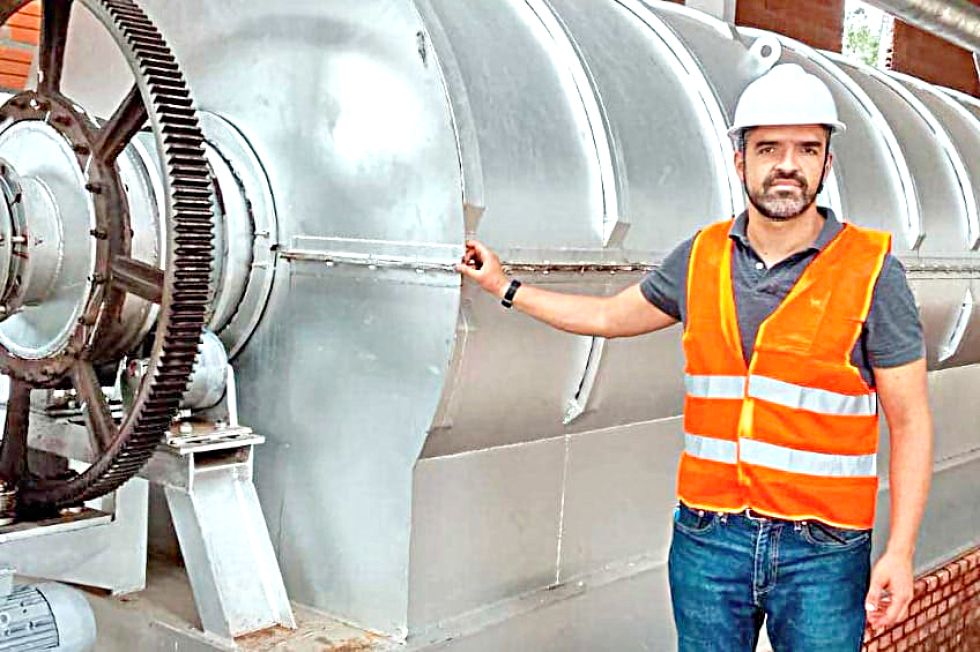 PARAGUAY. El empresario Xavier Iturralde en la planta de diésel sintético de alta calidad.