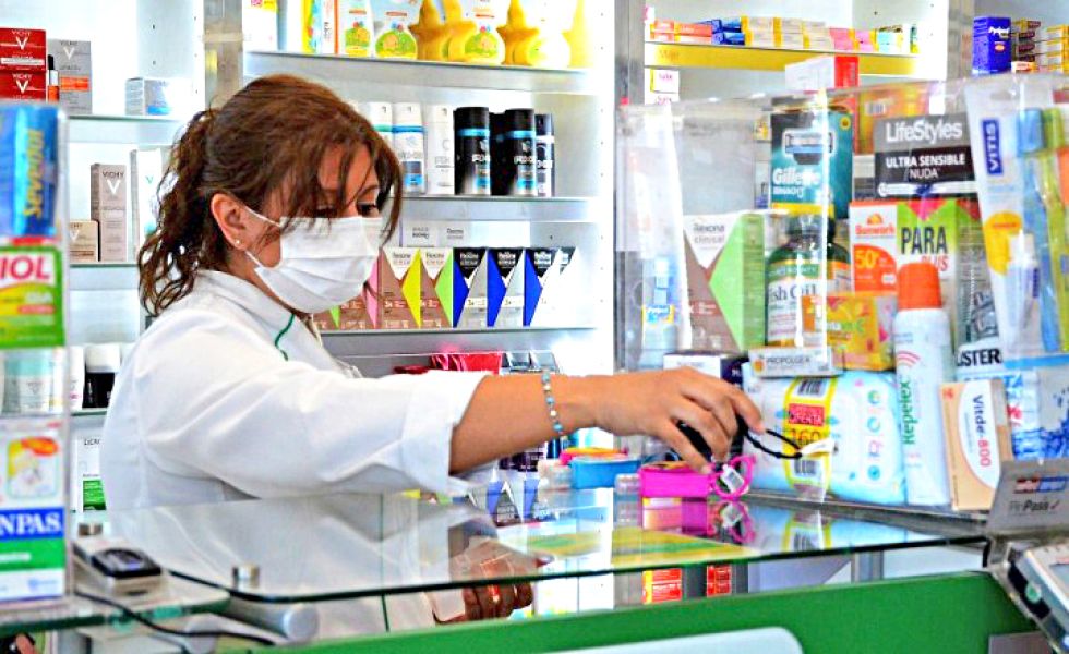 La baja del dólar no está incidiendo en el precio de los medicamentos s, por sus aniversarios nos hacen algún descuento, pero solo lo hacen por un mes, una semana o un día, es d