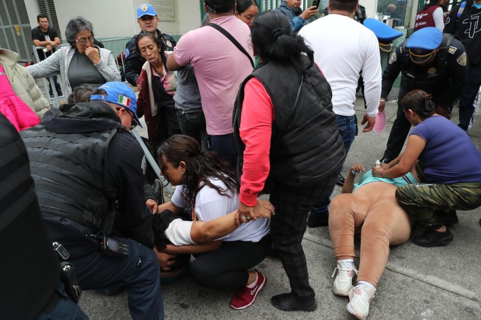 Familiares de las victimas por la explosión de camión de gas se desmayan a las afueras de un hospital este jueves, en la Ciudad de México (México).