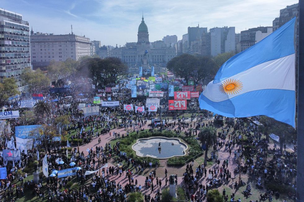 Fotografía aérea de personas manifestándose en defensa de la educación pública superior y la salud pediátrica este miércoles, en Buenos Aires (Argentina).