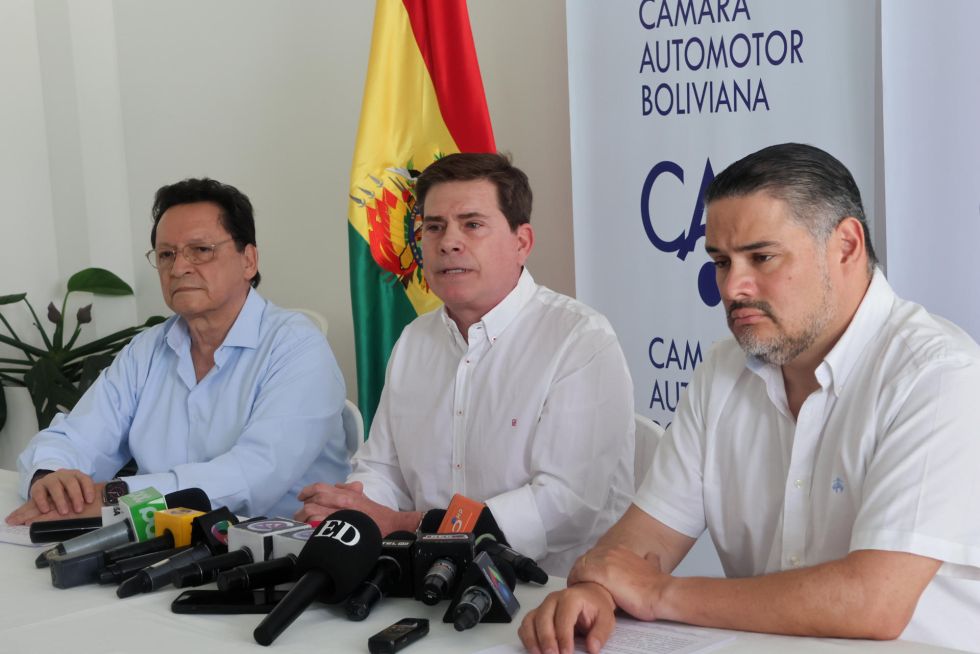 El presidente de la Cámara Automotriz Boliviana (CAB), Jhonny Salvatierra (c), habla durante una rueda de prensa este miércoles, en Santa Cruz (Bolivia).