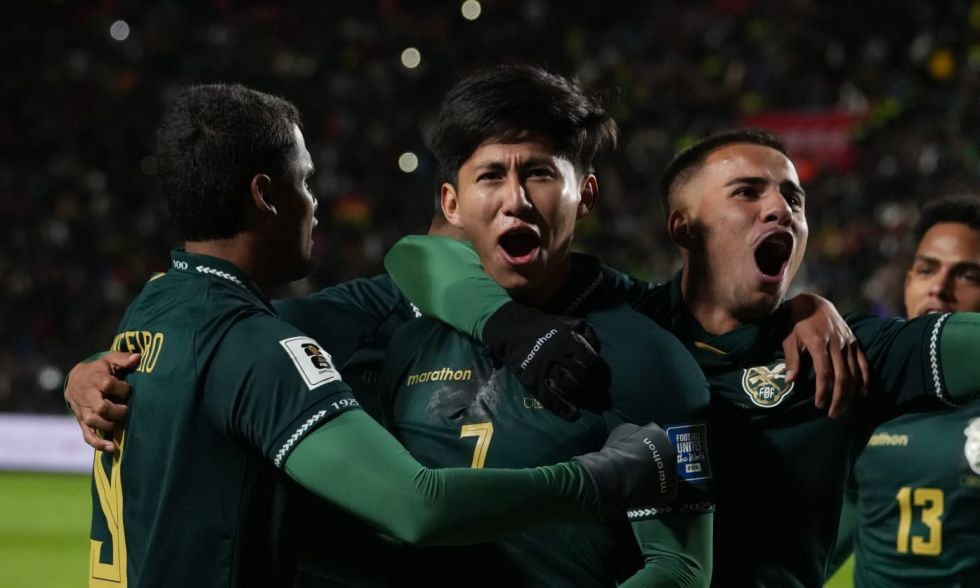 Los jugadores de la Selección Boliviana celebran el gol del triunfo a Brasil en El Alto.