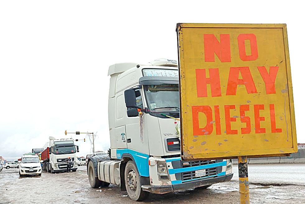 reclamo. Largas filas de camiones del transporte pesado se observan en los surtidores en busca de diésel.