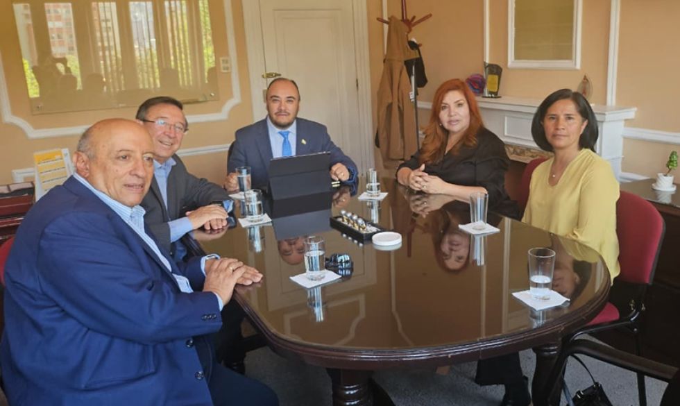 Directivos de Asbora visitan al vocal del TSE Gustavo Ávila (centro).