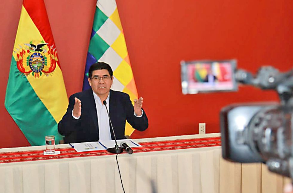 LA PAZ. El ministro Omar Veliz anuncia que el lunes 13 de octubre comienza el pago del bono.