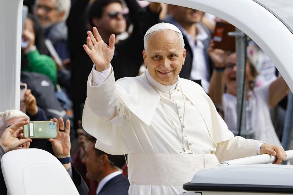 El Papa León XIV saluda a los fieles durante la misa del Jubileo del Mundo Misionero y el Jubileo de los Emigrante.