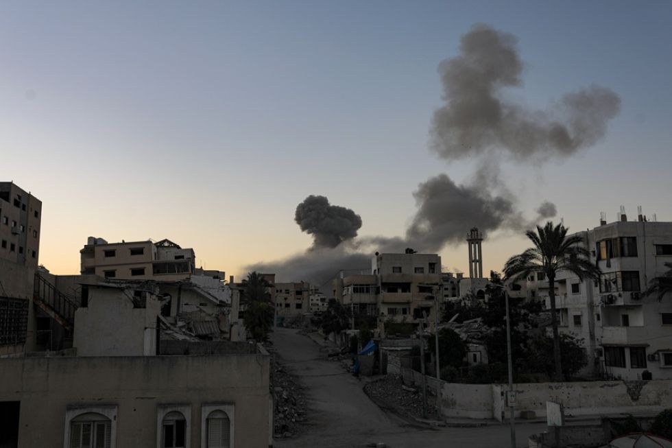 Se eleva una columna de humo tras los ataques aéreos israelíes durante una operación militar en la ciudad de Gaza,
