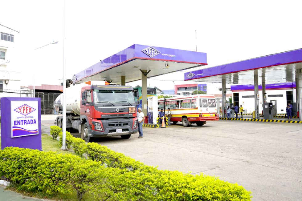 PROVISIÓN. Un camión cisterna descarga combustible en una de las estaciones de servicio de Yacimientos Petrolíferos Fiscales Bolivianos.