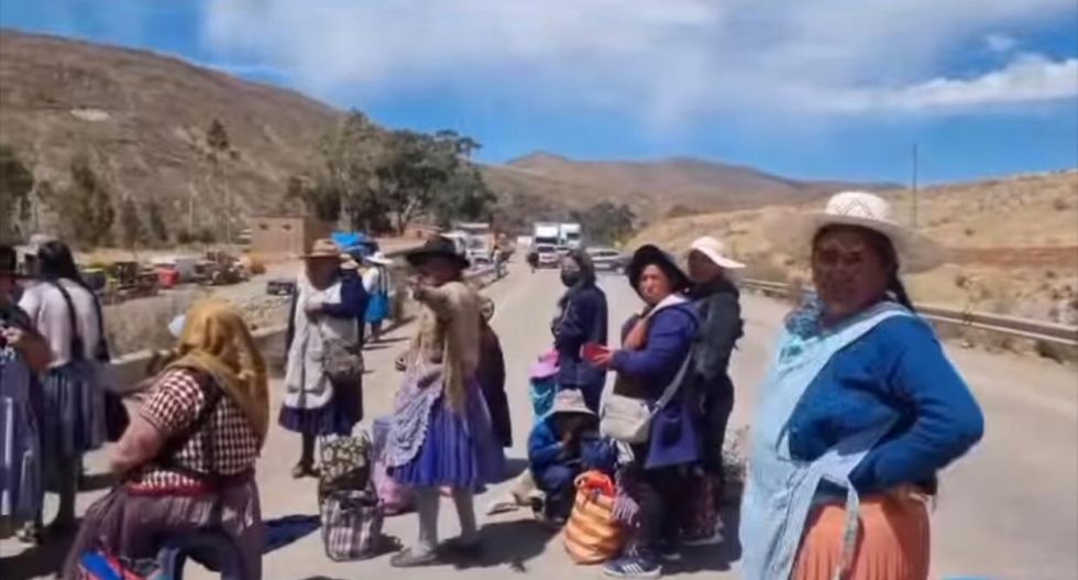 De acuerdo con la información proporcionada por pobladores, el conflicto se origina por una disputa pendiente con la empresa minera Sinchi Wayra.