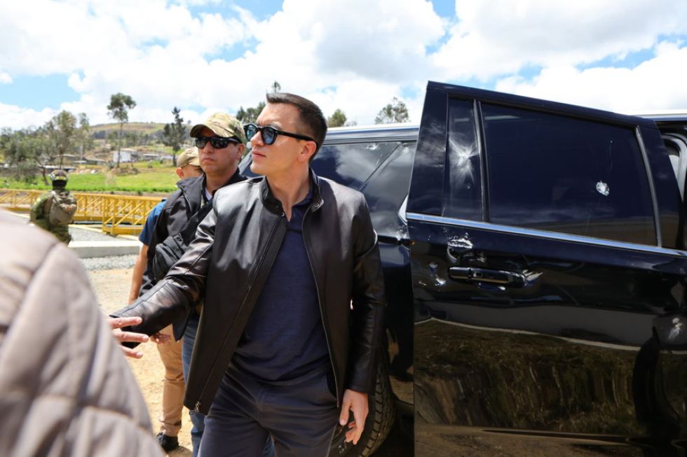 El presidente de Ecuador, Daniel Noboa, saludando a algunas personas luego que la caravana donde se desplazaba a un evento fuera atacada por manifestantes.