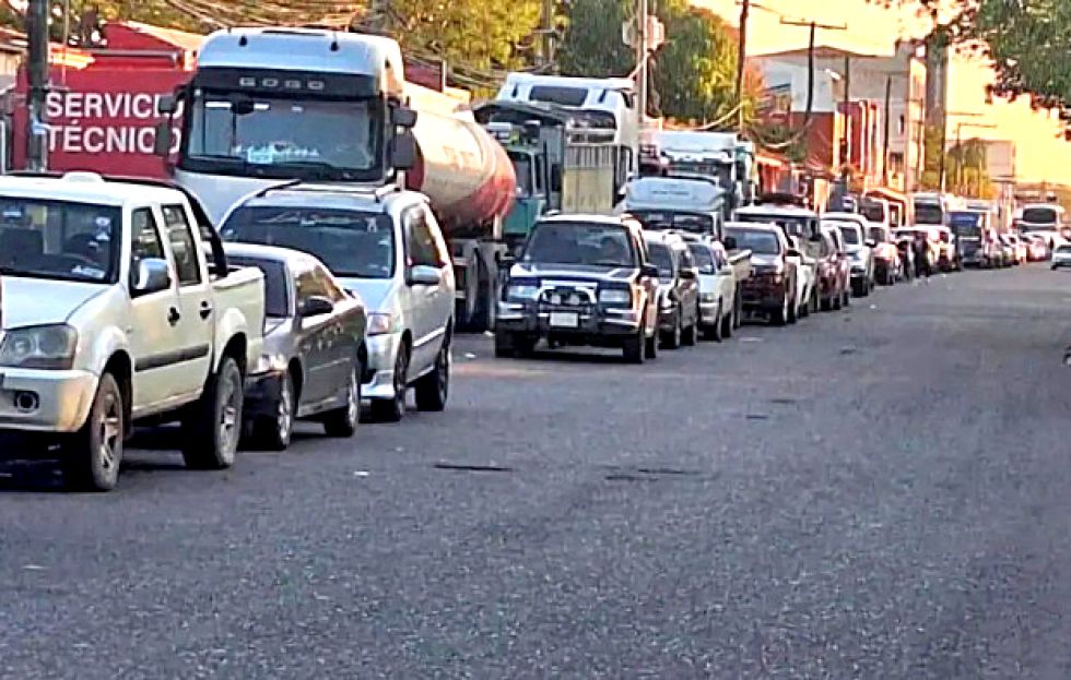 PERJUICIO. Los conductores deben esperar horas para poder cargar combustible en Santa Cruz.