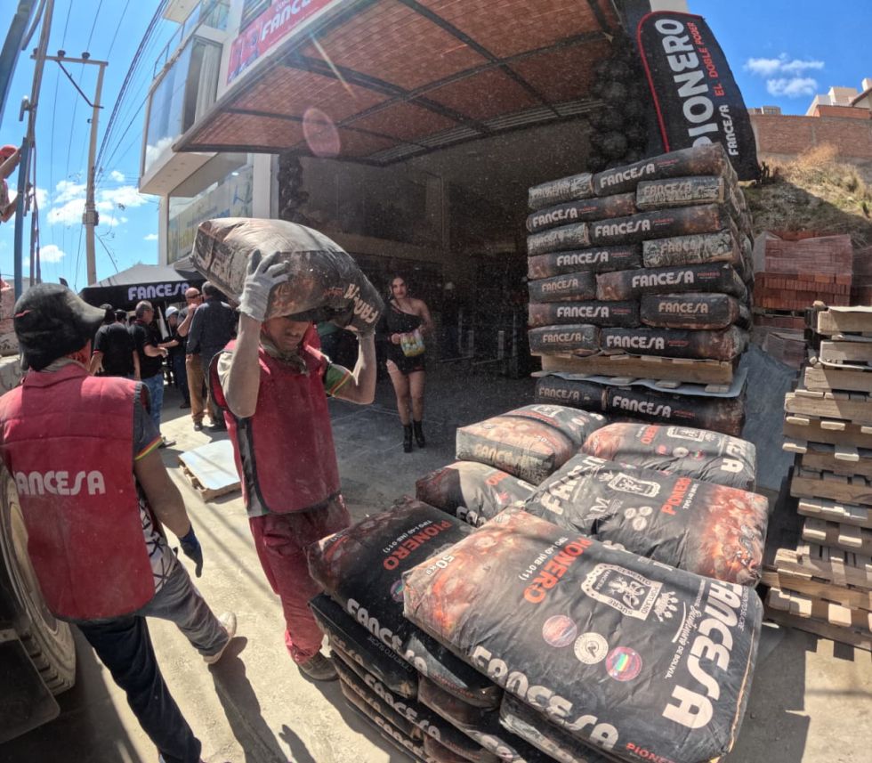 El lanzamiento e inicio de la comercialización del cemento Pionero I-40 en Sucre.