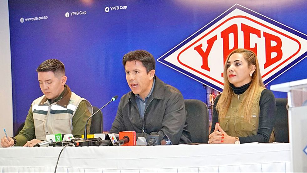 CONFERENCIA. Joel Callaú, director de la ANH; Óscar Claros, gerente de Contratos de YPFB, y Karina Serrudo, presidenta de la Aduana Nacional. 