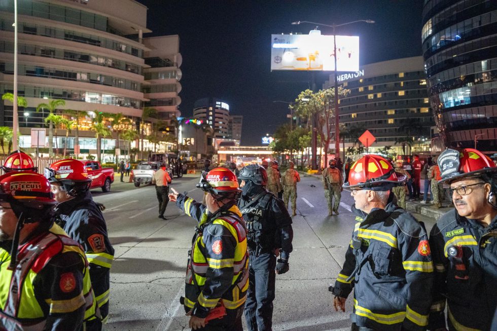 Integrantes del cuerpo de Bomberos de Ecuador custodian los exteriores de un centro comercial donde explotó un vehículo este martes, en Guayaquil (Ecuador).
