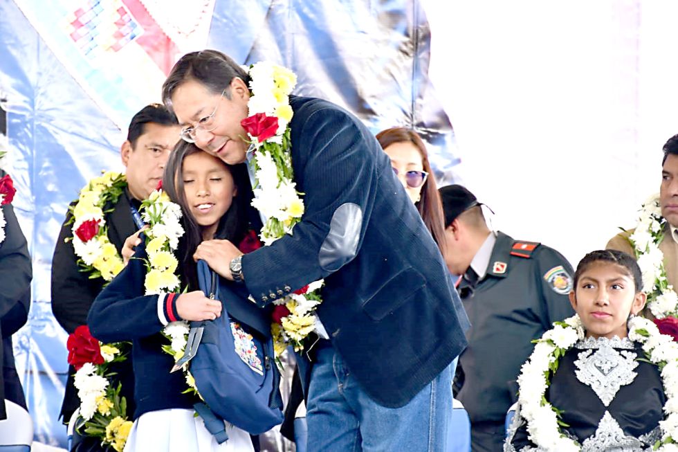 ACTO. El presidente Luis Arce en la inauguración del pago del bono Juancito Pinto en la unidad educativa 9 de Marzo, de K'uchu Tambo.