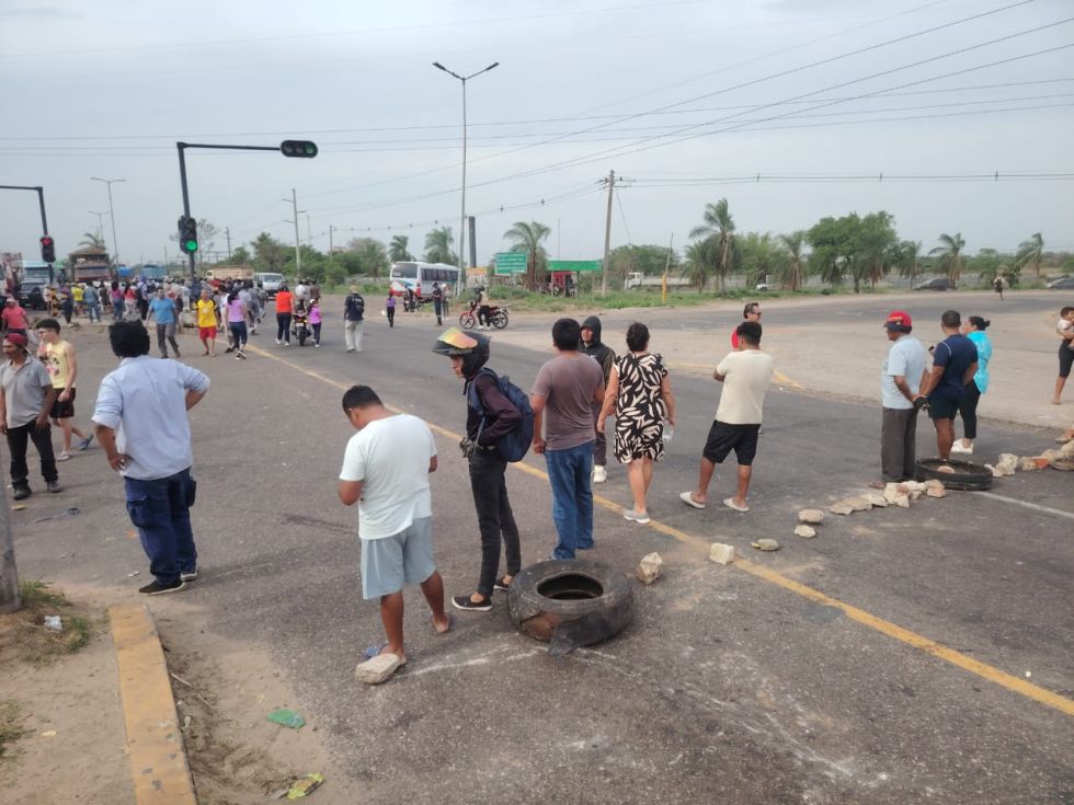PROTESTA. El bloqueo instalado en la ruta Santa Cruz de la Sierra-Warnes, la tarde de ayer.