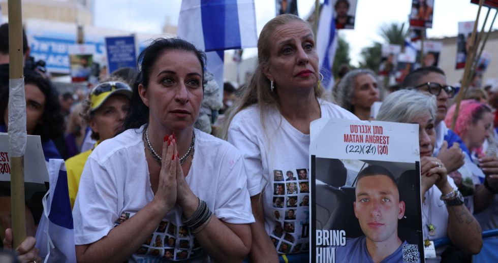 Cientos de personas esperan la liberación de los rehenes por parte de Hamás en Tel Aviv, Israel este lunes
