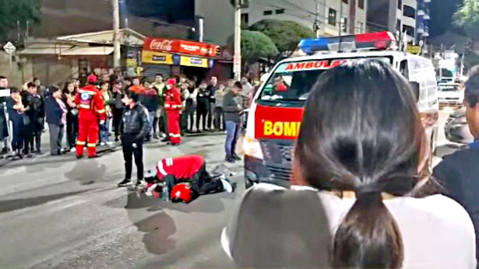 DESENLACE. Hubo decenas de personas que vieron la pelea en la avenida de las Américas.